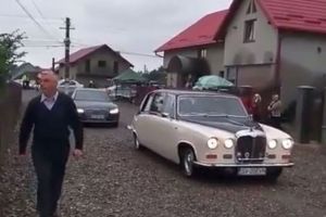 VIDEO – FOTO Opulenţă maximă – Preoţi cu maşini de lux la sfiinţirea unei biserici