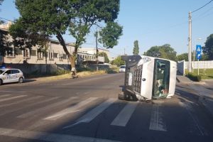 Imagini de la eveniment: Accident rutier spectaculos la intersectia strazii Caraiman cu soseaua Mangaliei. O autoutilitara rasturnata