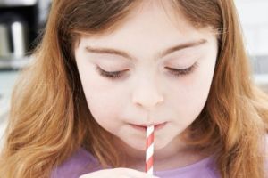 OTRAVA la MODĂ a COPIILOR noştri. BĂUTURILE care le DISTRUG ORGANISMUL 