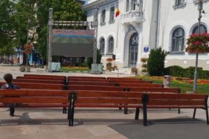 În Piaţa Primăriei, Mondialul nu dă emoţii – doar insolaţie