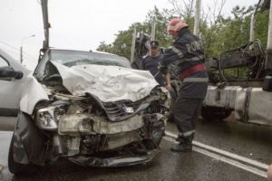 Accident grav pe DN1, la Nistoresti. O masina a intrat pe contrasens si a lovit o betoniera