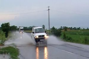 Pagube în şapte localităţi, drumuri judeţene şi comunale afectate pe zeci de kilometri, ...