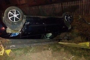 Un tânăr de 18 ani din Topliţa s-a răsturnat cu maşina în curtea unui imobil