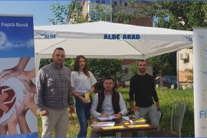 Tinerii din ALDE strâng semnături pentru semaforizarea trecerii pentru pietoni de pe Calea Iuliu Maniu