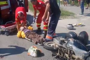 ACUM: Două persoane aflate pe motoscuter lovite în plin de un SUV