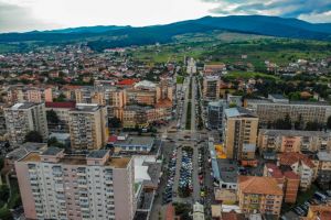 Patronul unei agenţii imobiliare din Alba Iulia a fost reţinut. Ce acuzaţii i se aduc