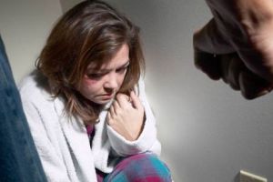 Victimele violenţei domestice vor fi apărate de un ordin de protecţie provizoriu emis pe loc