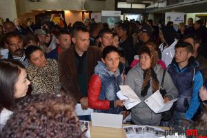 Iau cu asalt Bursa locurilor de muncă, dar nu vor să muncească. Bătaie pe ştampila de şomaj