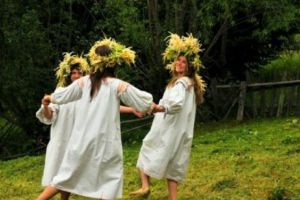 Ritualuri de Sânziene, noaptea, pe lac, la Muzeul Satului Bănăţean