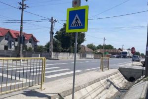 Trecere de pietoni, semnalizată ca la carte, duce în… şanţ