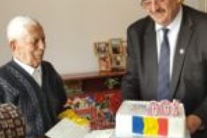 Iosif Vidu şi-a aniversat propriul centenar, dar şi pe cel al Marii Uniri. Cu tort şi şampanie de la Guvern! [FOTO/VIDEO]
