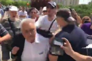 Un protestatar l-a îmbrâncit pe Nicolae Bacalbaşa - VIDEO