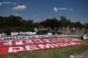 Protest in fata Palatului Parlamentului impotriva coalitiei de guvernare. Ce scandeaza manifestantii 