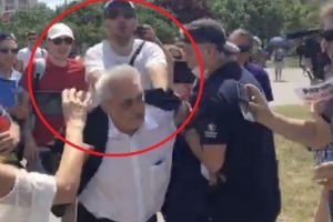 Deputatul PSD Nicolae Bacalbasa, bruscat,de catre protestarii care se aflau in fata Palatului Parlamentului,