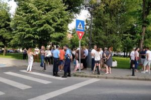 LIVE VIDEO: Oamenii ies în stradă împotriva PSD-ului, la Alba Iulia: Protest faţă de intenţiile de suspendare a preşedintelui Klaus Iohannis