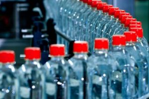 PERICOL pentru sănătate! Cine vinde în România apă cu E.Coli şi la ce preţ