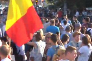 Sute de persoane protesteaza in Piata Victoriei. Manifestantii au avut o altercatie cu politistii de la Rutiera.