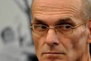 Instanţa a anulat amenda dată lui Cristian Tudor Popescu pentru că a comparat coafura Vioricăi Dăncilă cu a unui pavian cu mantie