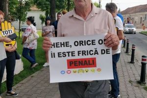 FOTO, VIDEO. Circa 70 de persoane protestează la Alba Iulia faţă de modificările aduse codurilor penale. Ironii la adresa premierului: ”Hehe, orice om îi este frică de penali”