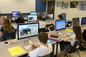 Cinci elevi primesc bani de la stat pentru a-şi cumpăra calculatoare