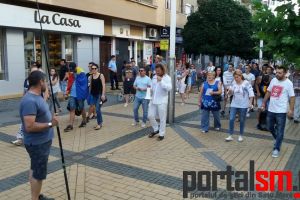 FOTO/VIDEO. Protest puternic la Satu Mare! Imnul golanilor, cântat la bustul lui Corneliu Coposu