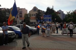 Protest la Bistriţa. Manifestanţii au scandat la Prefectură: Justiţie, nu corupţie!(FOTO-VIDEO)
