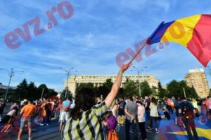 INCIDENTE la PROTESTUL din Piaţa Victoriei. JANDARMII au INTERVENIT. TRAFICUL este BLOCAT la Antipa