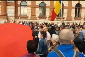 VIDEO Peste 1.000 de braşoveni protestează la această oră