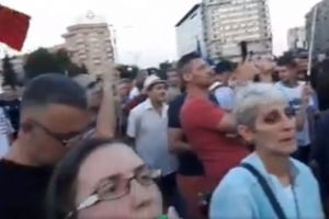 Circulatia intre sediul Guvernului spre statuia Aviatorilor este blocata. Sunt incidente intre protestatari si jandarmi