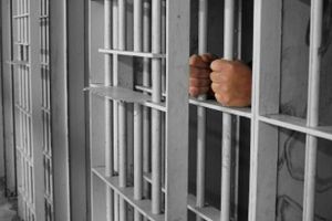 Agent de penitenciar, condamnat într-un dosar de mită