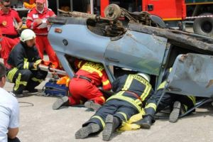 Pompierii din cinci judeţe se întrec într-o competiţie de descarcerare, la Braşov