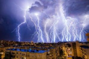VINE FURTUNA în Bucureşti! AVERTIZARE nowcasting de la meteorologi. Ce îi aşteaptă pe locuitorii Capitalei