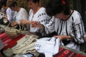 Șezătoarea „călătoare” Femeile din Ținutul Căciularilor cos ie, în ediţie specială, sâmbătă, la Covasna