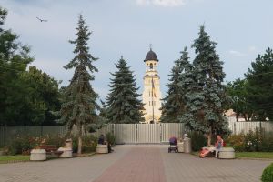 FOTO. Zona în care va fi amplasat Monumentul Unităţii Naţionale de la Alba Iulia, împrejmuită. Încep lucrările de modernizare a Parcului Unirii