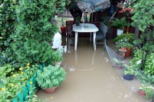 Ars cu apă: Pasajul din zona Ciheiului inundă periodic casa unei familii de orădeni (FOTO)