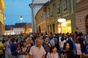 VIDEO FOTO – Peste 4.000 de sibieni au protestat prin tot oraşul. S-a strigat la unison ’’România, trezeşte-te!’’