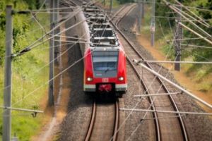 Alertă pe CĂILE FERETE române. Tren cu 350 de călători, BLOCAT pe ȘINE