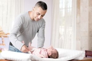 „Îmi plac copiii şi asta m-a ajutat foarte mult”: Bărbaţi la scutece