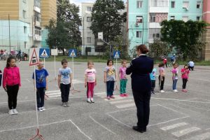 Poliţiştii băcăuani au discutat cu elevii în cadrul Programului „Școala Siguranţei Tedi”