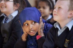 Copiii catolici FORŢAŢI să înveţe cântece ISLAMICE la şcoală