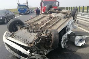 LOGAN dat peste CAP după ce s-a IZBIT de un AUTOTREN pe AUTOSTRADA Arad – Timişoara (FOTO)
