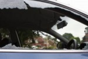 Cercetati de politisti pentru distrugerea unui autoturism