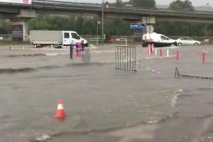 Mica Veneţie de la Vivo! Ieşirea din centrul comercial este inundată - VIDEO