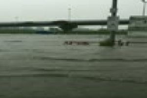 Mica Veneţie de la Vivo! Ieşirea din centrul comercial este inundată - VIDEO