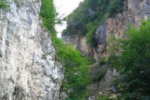 Vremea rea face în continuare ravagii în Caraş Severin. Muntele a luat-o la vale