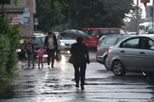 Mai multe localităţi din Bihor, sub COD GALBEN de furtuni, descărcări electrice şi grindină