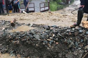 FOTO. Inundaţii în comuna Vidra, judeţul Alba: Drumul dintr-o comună este impracticabil din cauza precipitaţiilor abundente