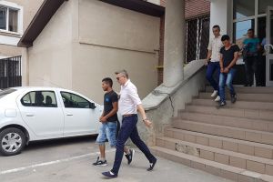 FOTO, VIDEO. Cei trei tineri reţinuţi pentru viol, după ce au batjocorit o fată pe o păşune de lângă Alba Iulia, duşi la procurori