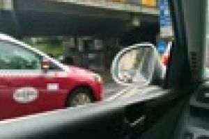 Bolid ”inundat” sub podul din Mărăşti. Acolo e un lac. Cine plăteşte pagubele? - VIDEO