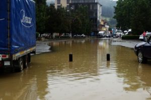 FOTO, VIDEO. O ploaie torenţială a blocat drumuri şi a inundat localităţi din Munţii Apuseni